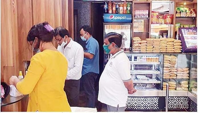 भोपाल जाने पार्सल कक्ष में रखा 300 किलो मावा पकड़ा, नमूने लिए