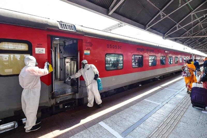 ट्रेनों से आने-जाने वाले यात्रियों की संख्या बढ़ी, आरपीएफ ने संभाला मोर्चा