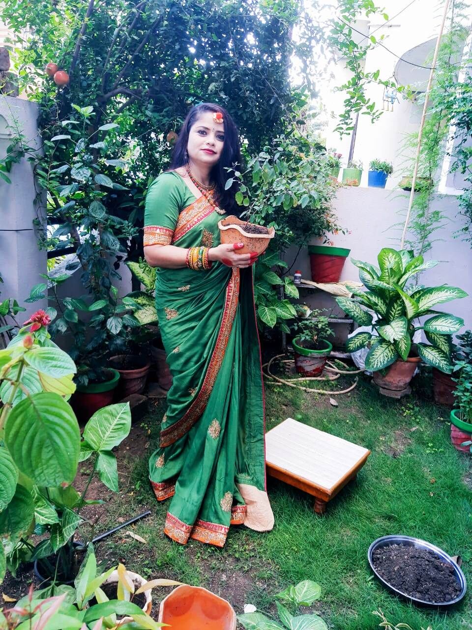 महिलाओं ने 500 से अधिक पौधे लगाए