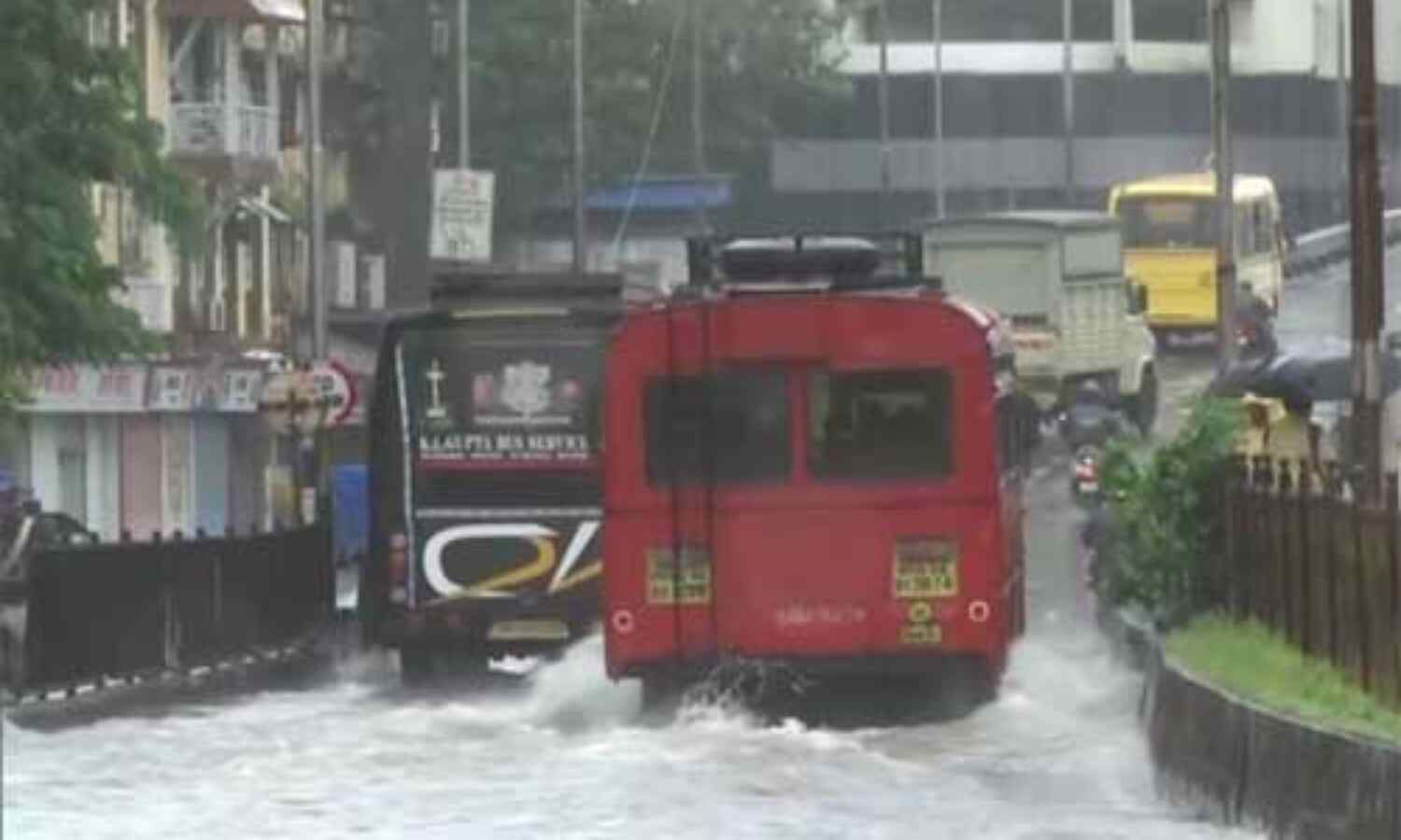 मुंबई में अगले 3-4 घंटे में आएगी आफत की बारिश, हाईटाइड की चेतावनी जारी