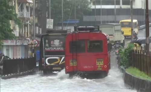 मुंबई में भारी बारिश, जलभराव से रुका यातायात