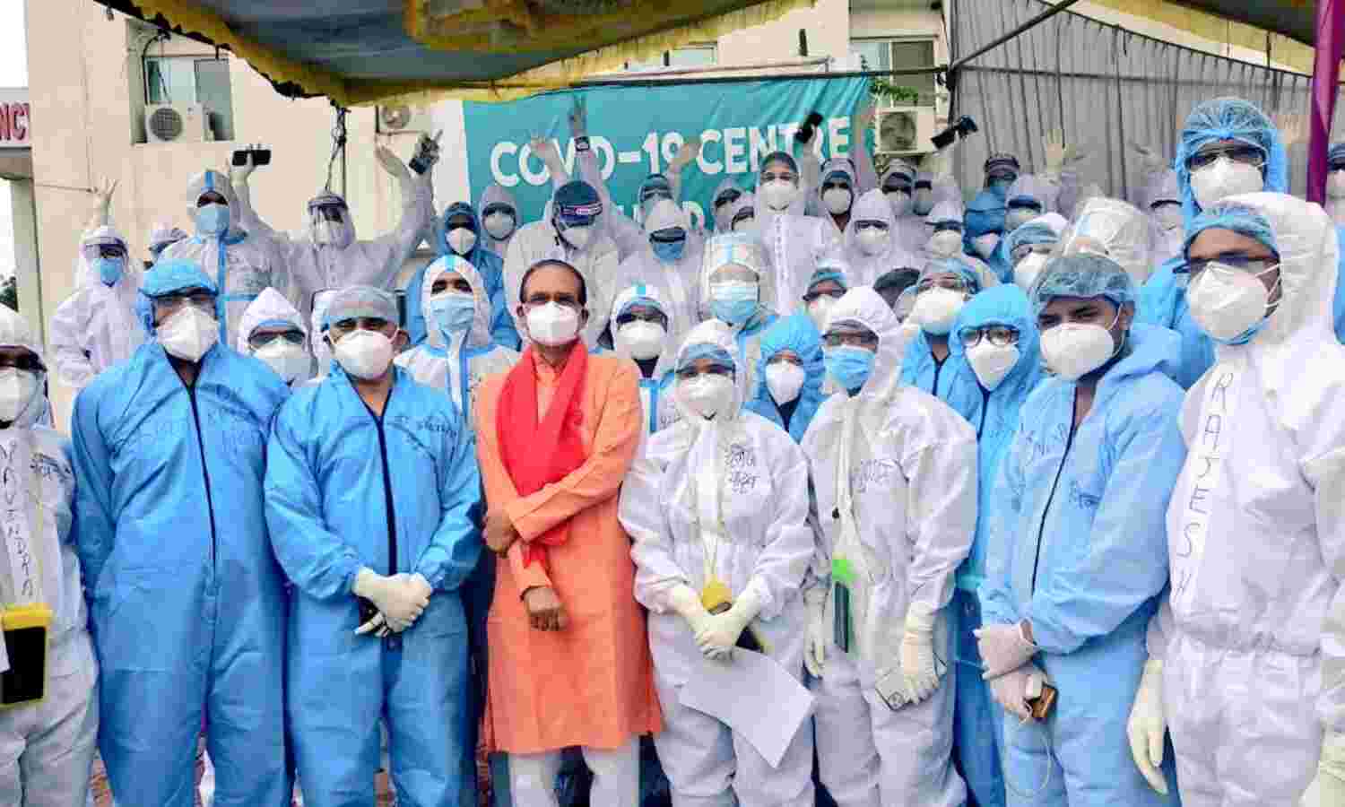 मुख्यमंत्री चौहान ने कोरोना को हराया, स्वस्थ हो पहुंचे घर मुख्यमंत्री चौहान ने कोरोना को हराया, स्वस्थ हो पहुंचे घर