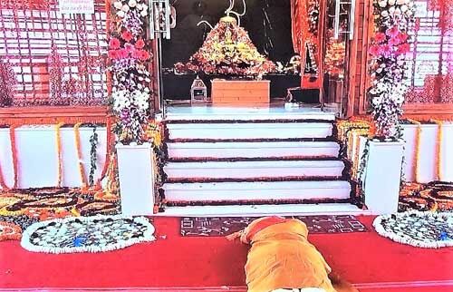 प्रधानमंत्री मोदी ने रामलला के किए दर्शन, साष्टांग किया प्रणाम प्रधानमंत्री मोदी ने रामलला के किए दर्शन, साष्टांग किया प्रणाम