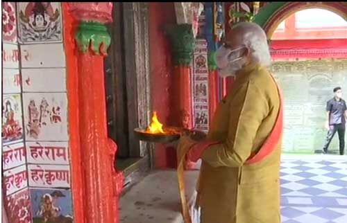 अयोध्या पहुंचे पीएम मोदी ने हनुमान गढ़ी मंदिर में की पूजा-अर्चना