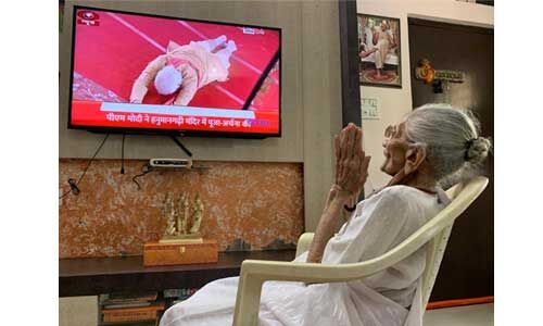 अयोध्या में पीएम मोदी कर रहे थे भूमि पूजन, घर बैठ टीवी के सामने हाथ जोड़े बैठी रहीं PM की मां
