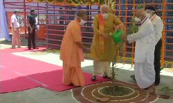 प्रधामंत्री मोदी ने पारिजात का वृक्ष लगाया प्रधामंत्री मोदी ने पारिजात का वृक्ष लगाया