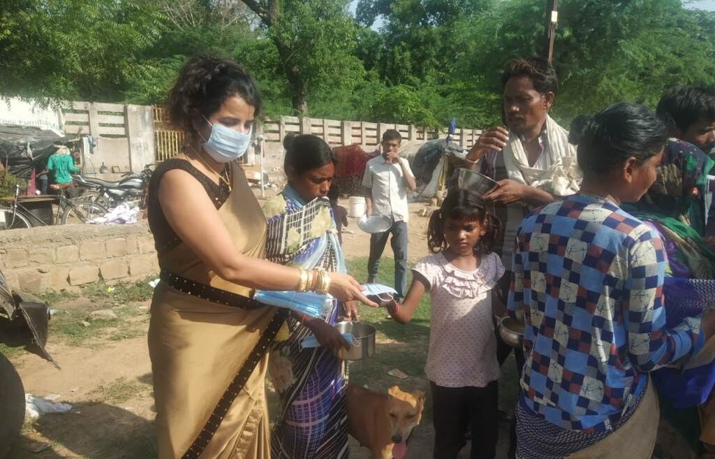 जरूरतमंदों को बांटी खाद्य सामग्री