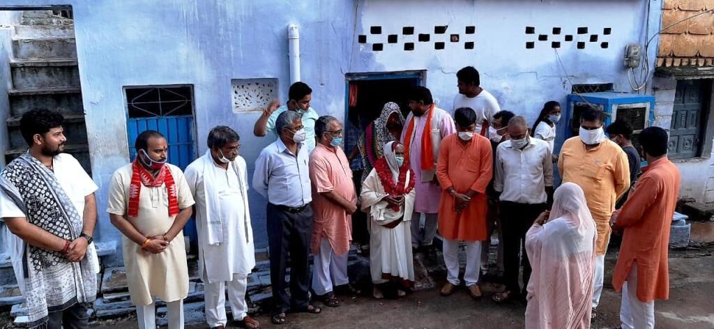 राममंदिर आंदोलन में जान गंवाने वाले दिनेश कुशवाह की माँ का हुआ सम्मान राममंदिर आंदोलन में जान गंवाने वाले दिनेश कुशवाह की माँ का हुआ सम्मान