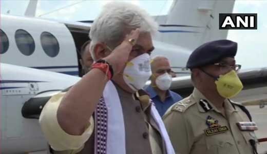 जम्मू-कश्मीर का उपराज्यपाल नियुक्त होने के बाद श्रीनगर पहुंचे मनोज सिन्हा, कल जीसी मुर्मू ने दिया था इस्तीफा