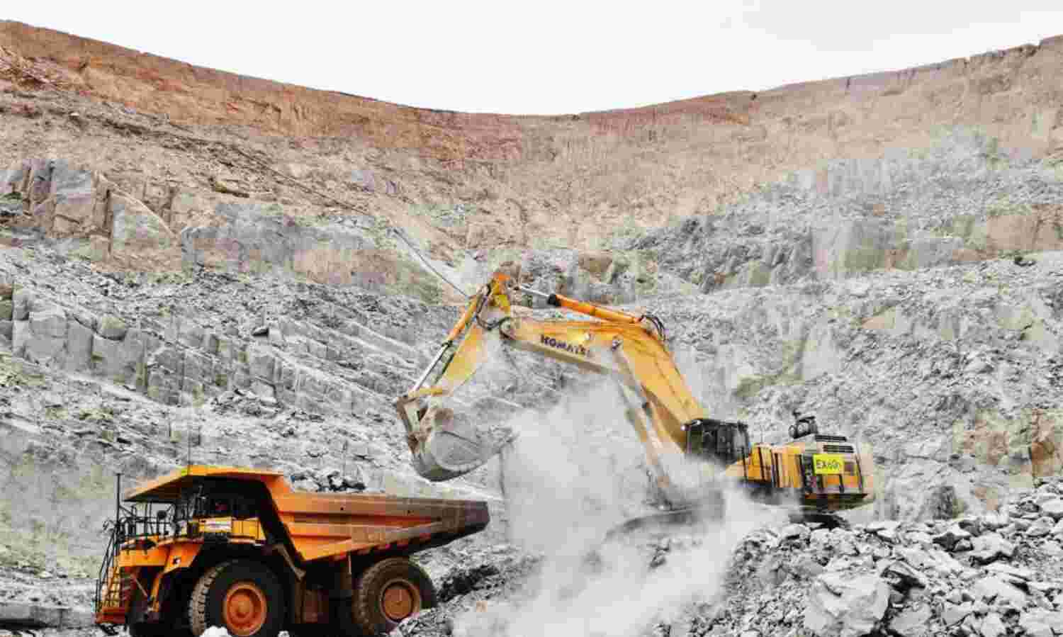 महिला मजदूरों को आगे कर मौके से भाग निकला खनन माफिया