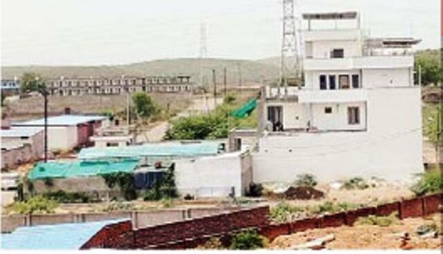 पूर्व निगमायुक्त निगम कर्मचारी से ले रहे थे काम