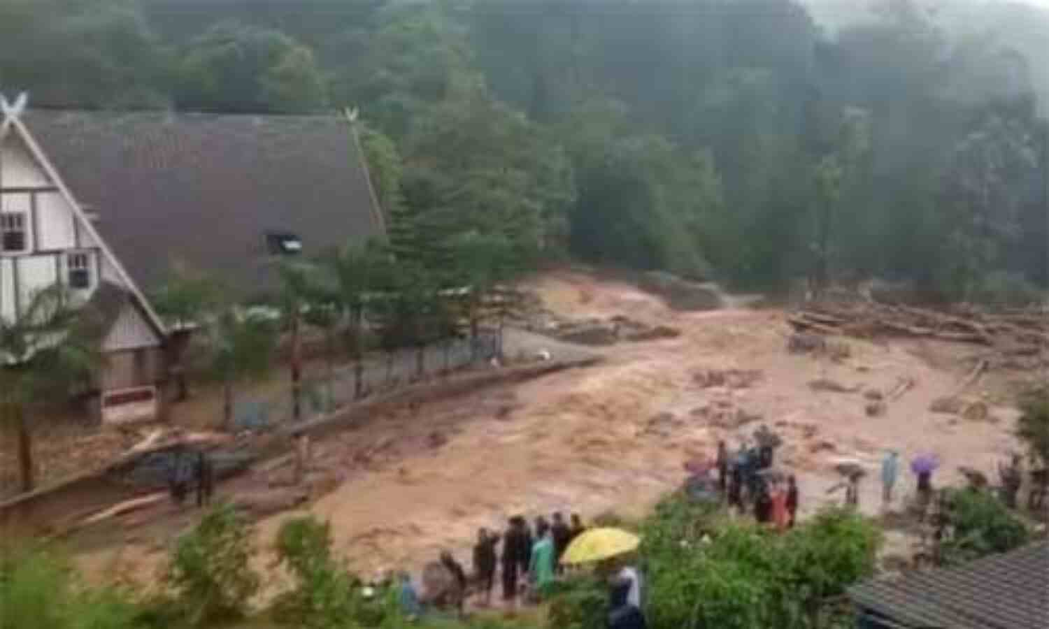 केरल के मुन्नार में बड़ा भूस्खलन, चाय बागानों में काम करने वाले मजदूर फंसे, 5 की मौत