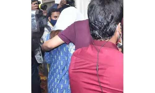 सुशांत केस: बयान देने ED दफ्तर पहुंची रिया चक्रवर्ती