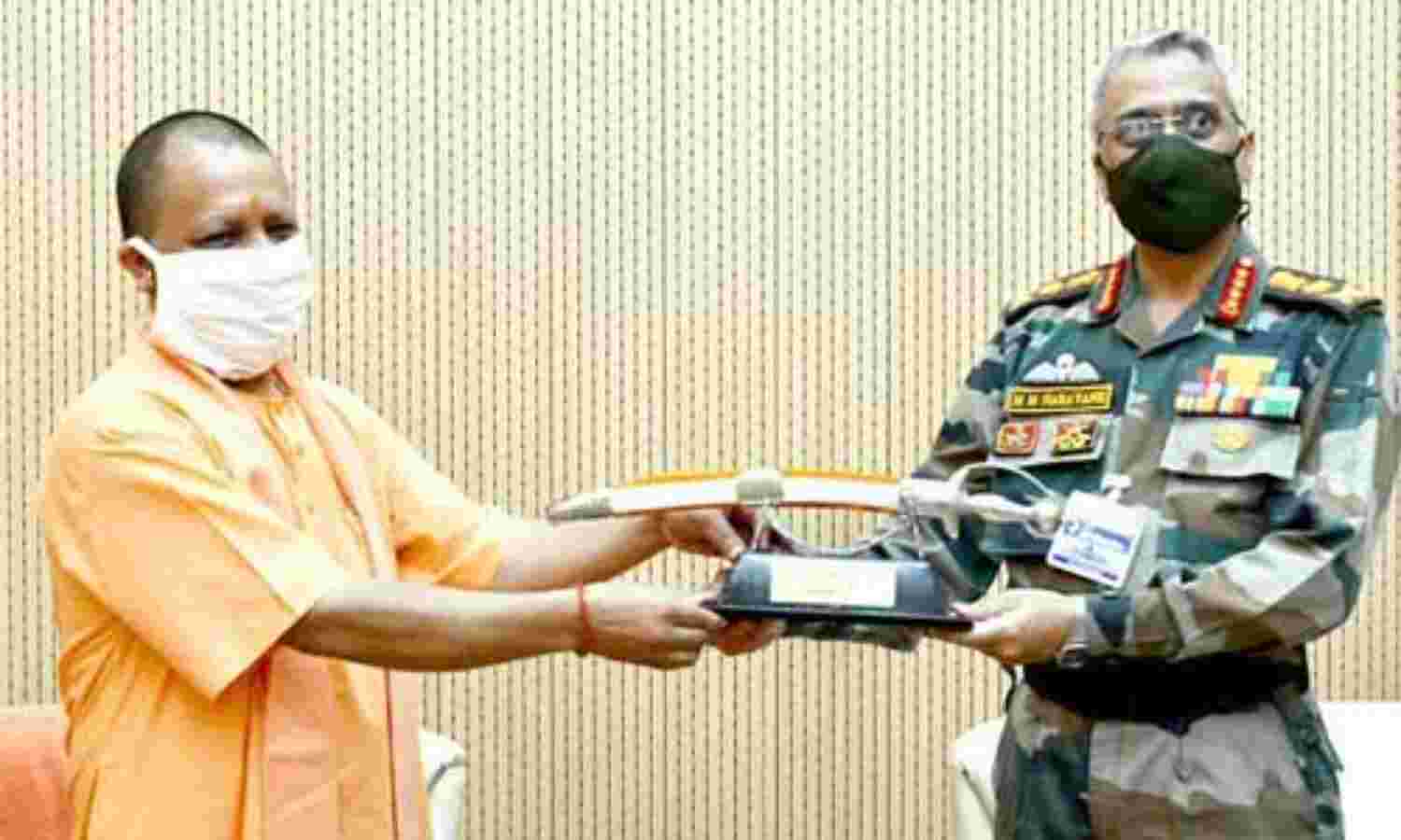 सेना प्रमुख मनोज मुकुंद नरवणे ने सीएम योगी आदित्यनाथ से की मुलाकात