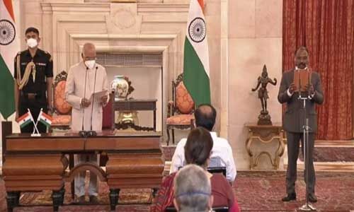 राष्ट्रपति ने गिरीश चंद्र मुर्मू को कैग पद की शपथ दिलाई