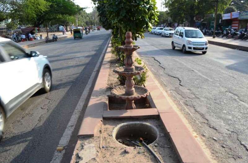 बड़े अरमानों से बनाई थी थीम रोड, आज लावारिस हो गई