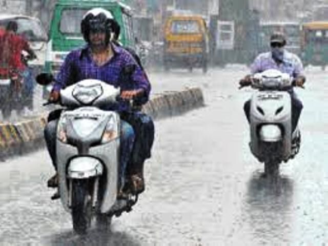 दिन भर तरसाने के बाद शाम को जोरदार अंदाज में बरसी काली घटाएं