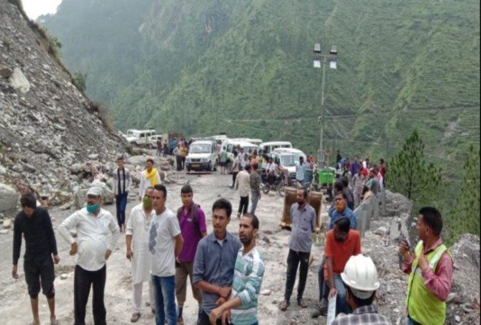 चार दिन बाद केदारनाथ राजमार्ग शुरू, पहाड़ी काटकर मार्ग को तैयार किया चार दिन बाद केदारनाथ राजमार्ग शुरू, पहाड़ी काटकर मार्ग को तैयार किया
