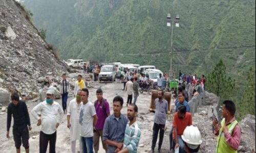 चार दिन बाद केदारनाथ राजमार्ग शुरू, पहाड़ी काटकर मार्ग को तैयार किया