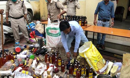 नामी ब्रांड की बोतलों में अवैध रूप से बेची जा रही शराब हुई जब्त