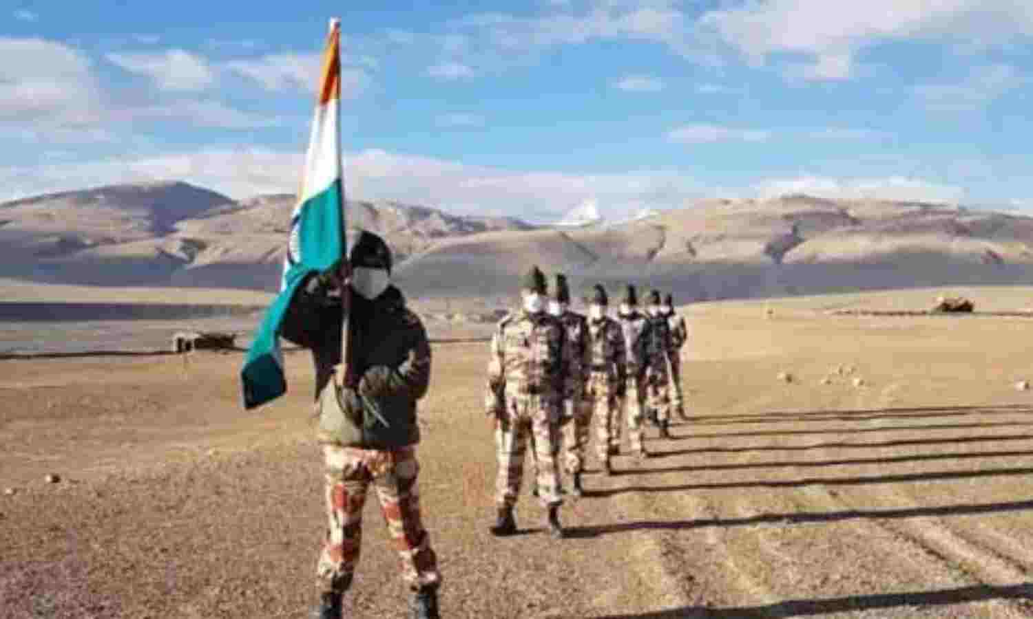 लद्दाख में पैंगोंग त्सो नदी के तट पर 14 हजार फीट ऊंचाई पर ITBP के जवानों ने फहराया तिरंगा