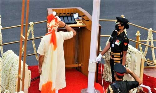 लाल किला पर प्रधानमंत्री मोदी के राष्ट्रीय ध्वज फहराने में मेजर श्वेता पांडेय द्वारा निभाई अहम भूमिका    ​​