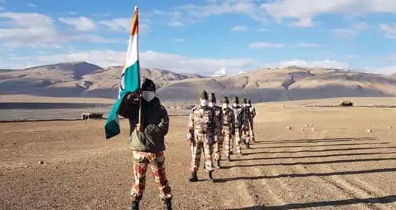 लद्दाख में पैंगोंग त्सो नदी के तट पर 14 हजार फीट ऊंचाई पर ITBP के जवानों ने फहराया तिरंगा