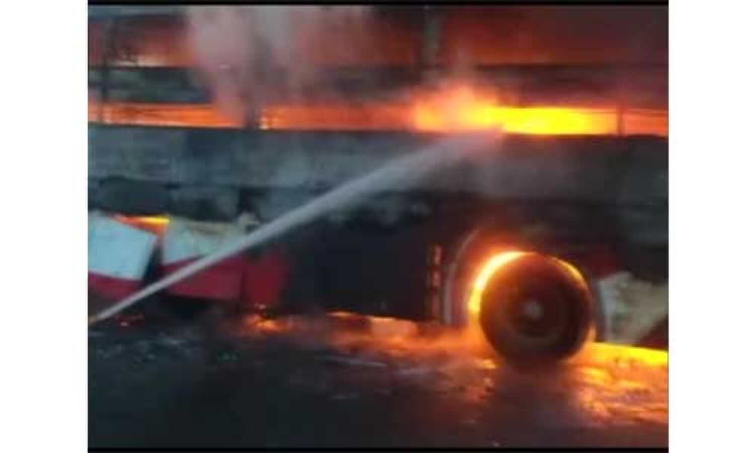 उप्र: फिरोजाबाद में डबल डेकर बस में आग लगने से 1 की मौत, 2 घायल