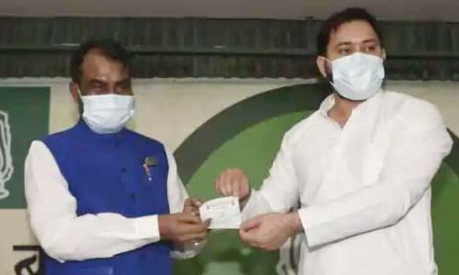 श्याम रजक अपने पुराने घर राजद में फिर से की वापसी, तेजस्वी यादव ने दिलाई पार्टी की सदस्यता श्याम रजक अपने पुराने घर राजद में फिर से की वापसी, तेजस्वी यादव ने दिलाई पार्टी की सदस्यता