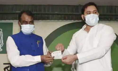 श्याम रजक अपने पुराने घर राजद में फिर से की वापसी, तेजस्वी यादव ने दिलाई पार्टी की सदस्यता