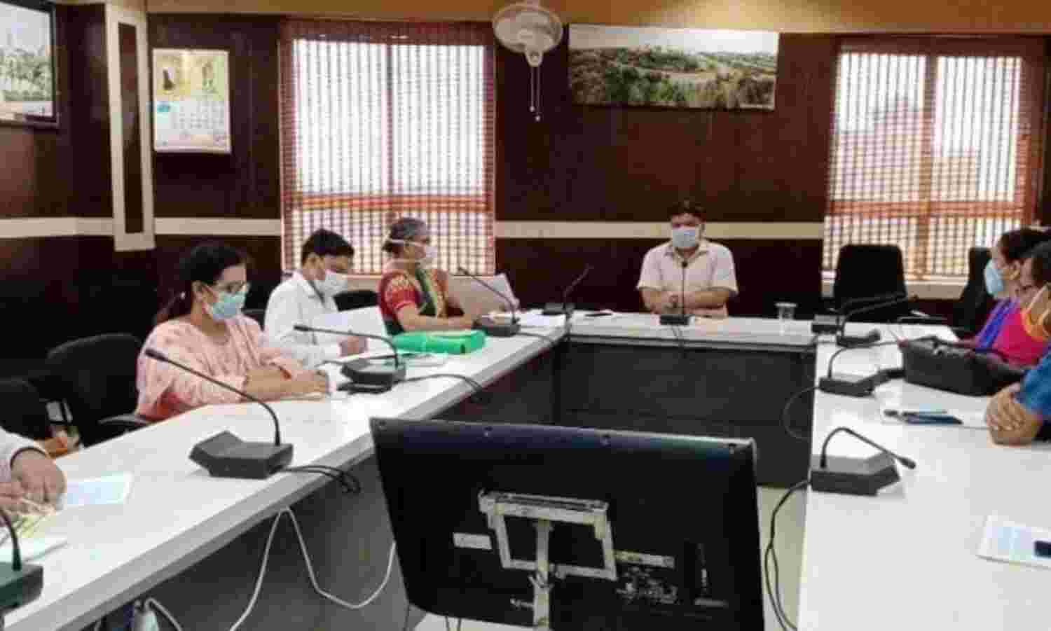 कन्या भ्रूण हत्या रोकने के लिए आवश्यक चेतावनी के बोर्ड लगाएं