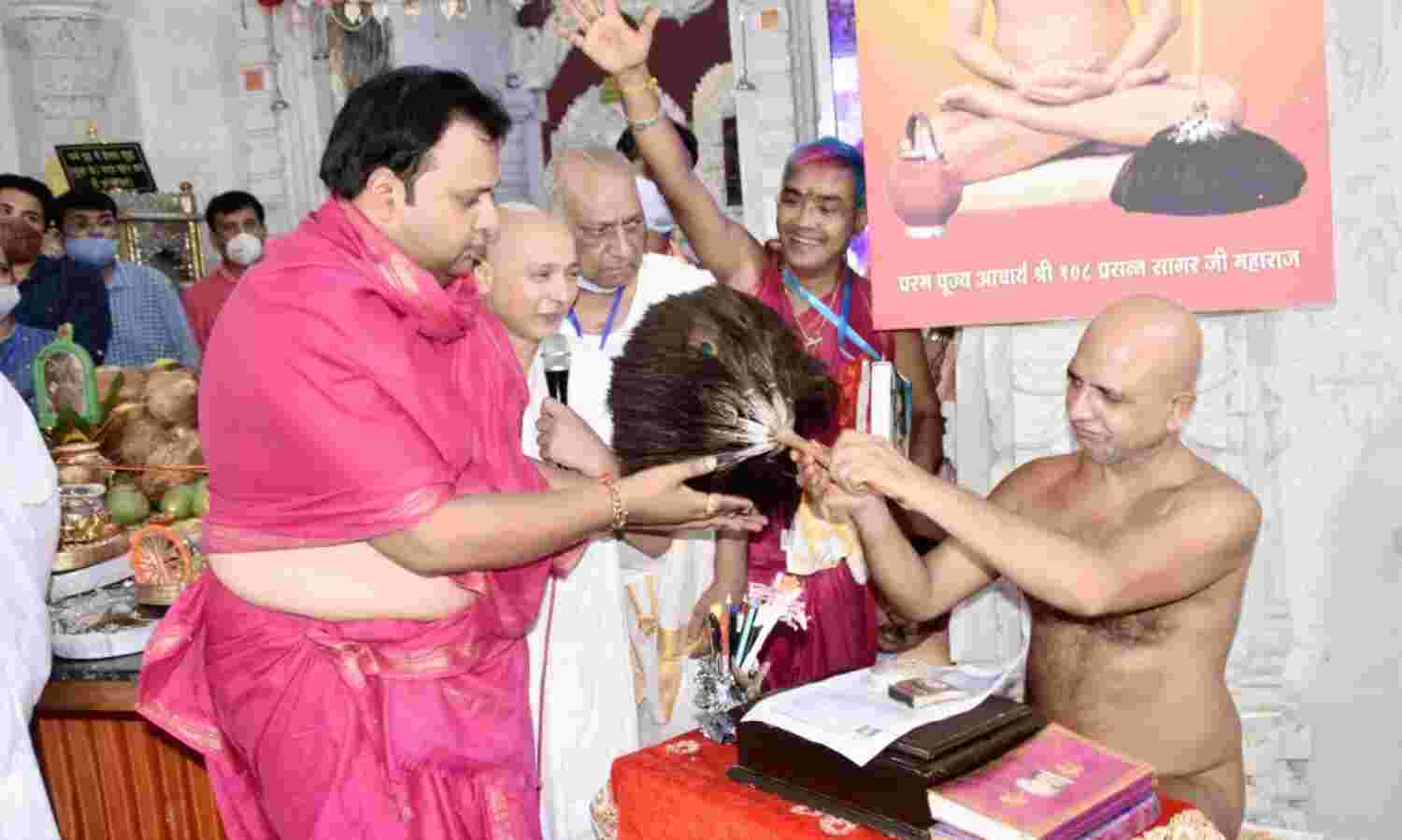 परिग्रह और उपसर्गों को सहन करना मुनि धर्म का कर्तव्य है