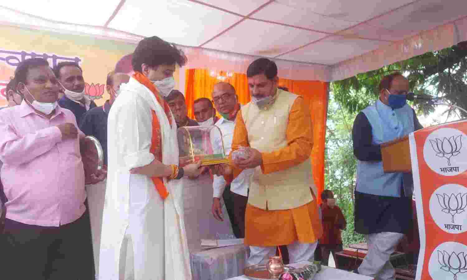 उच्च शिक्षा मंत्री डॉ मोहन यादव हुए कोरोना संक्रमित, सिंधिया के साथ साझा किया था मंच उच्च शिक्षा मंत्री डॉ मोहन यादव हुए कोरोना संक्रमित, सिंधिया के साथ साझा किया था मंच