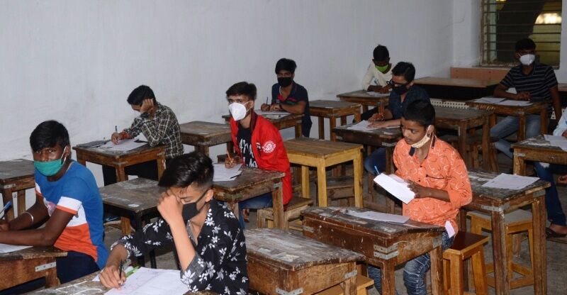 कोविड-19 संक्रमित छात्रों की हुई परीक्षा