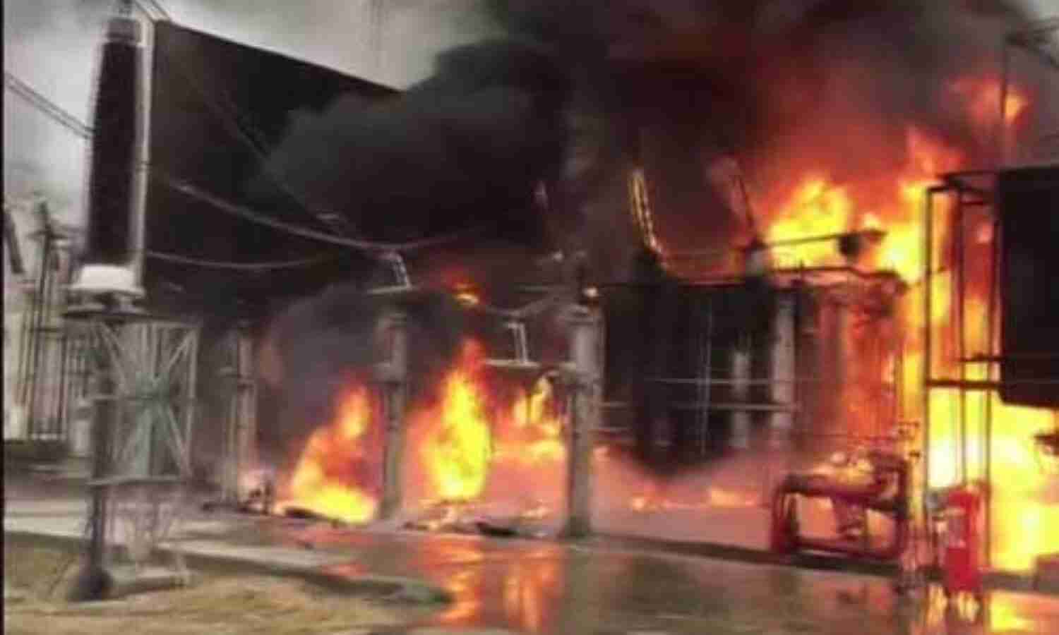 ग्रेटर नोएडा : मेट्रो के पॉवर हाउस में ब्लास्ट के साथ लगी भीषण आग, कई सेक्टरों की बत्ती गुल