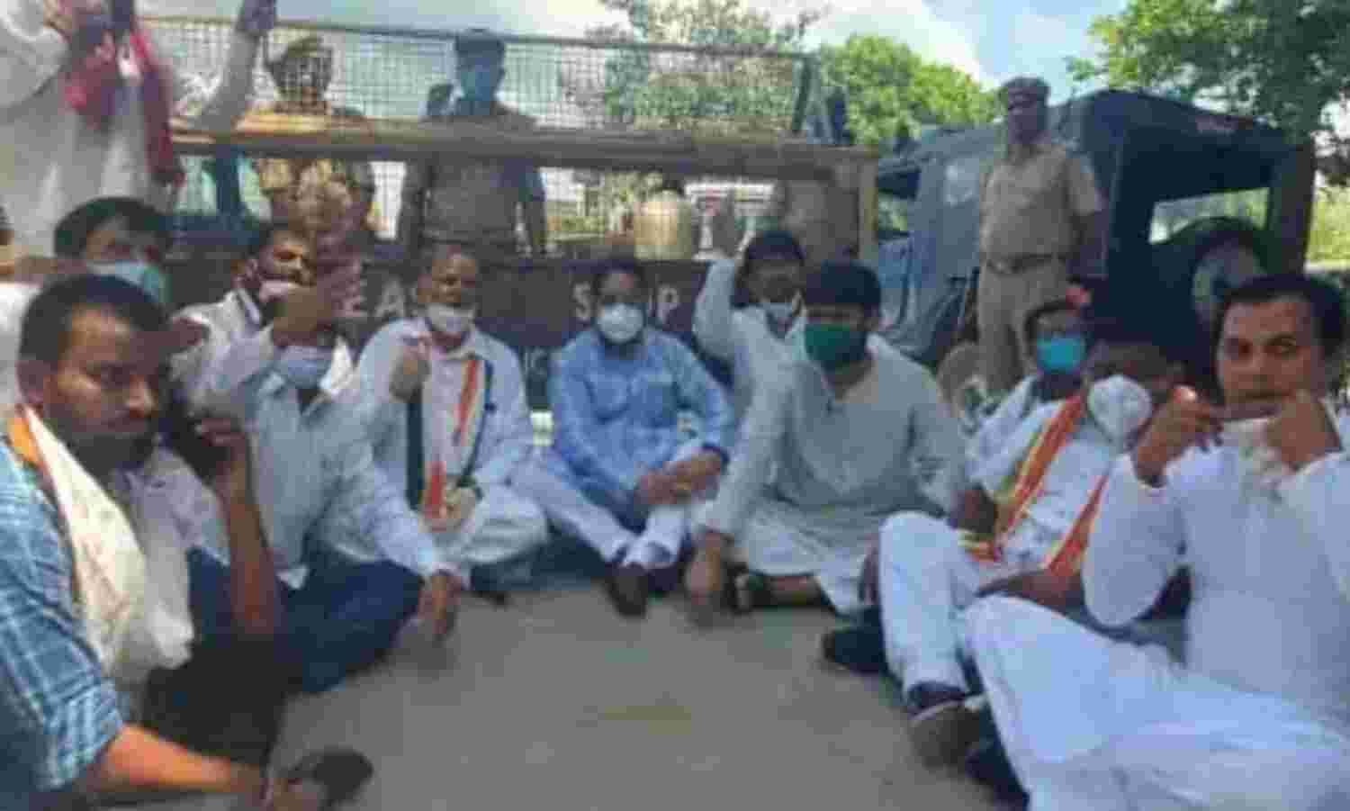 आजमगढ़ में सड़क पर धरने पर बैठे महाराष्ट्र के कैबिनेट मंत्री नितिन राउत, जानें कारण