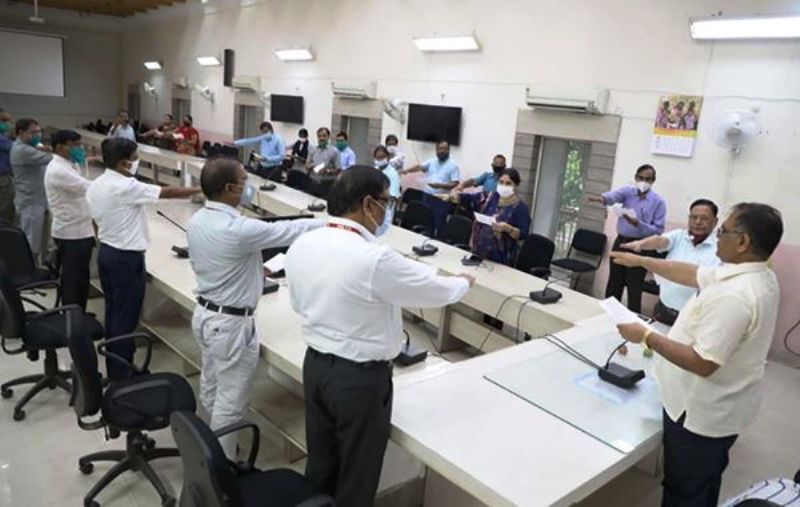 संभाग आयुक्त ने दिलाई सद्भावना की शपथ संभाग आयुक्त ने दिलाई सद्भावना की शपथ