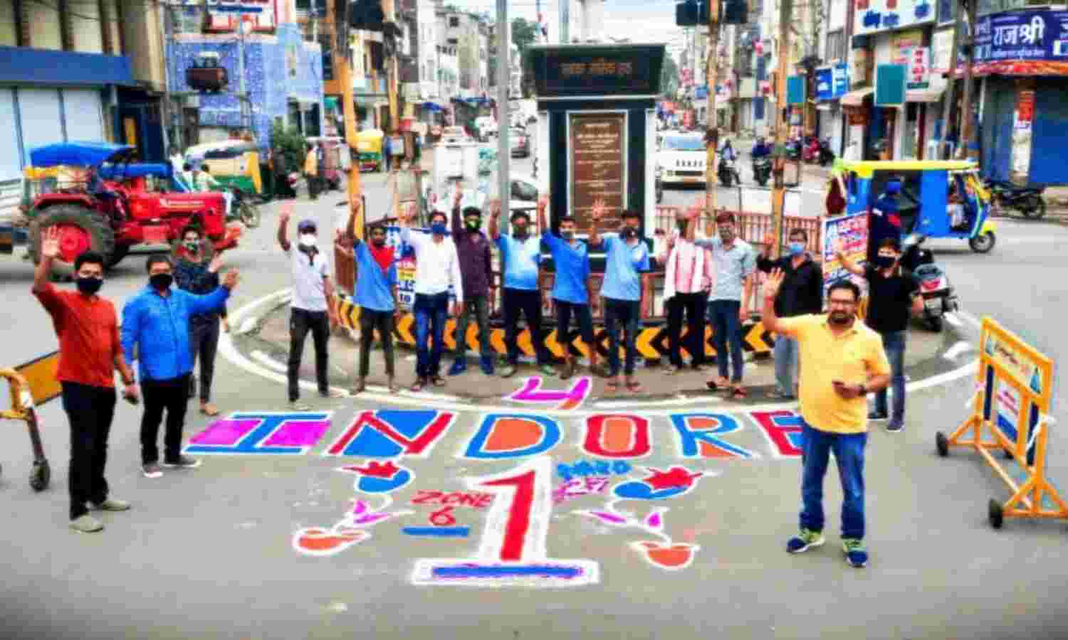 इंदौर को स्वच्छता में नं 1 बनाने वाले सफाई कर्मियों के सम्मान में बजी तालियां इंदौर को स्वच्छता में नं 1 बनाने वाले सफाई कर्मियों के सम्मान में बजी तालियां