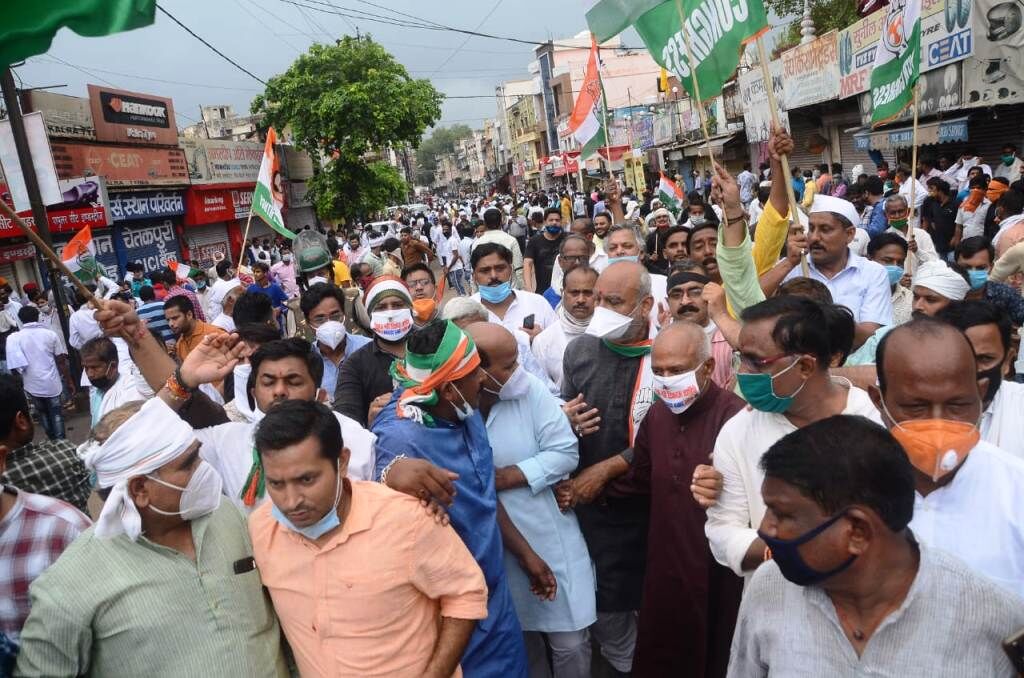 राजनीतिक पार्टियों ने उड़ाई सोशल डिस्टेंसिंग की धज्जियां, आज मिले 119 संक्रमित राजनीतिक पार्टियों ने उड़ाई सोशल डिस्टेंसिंग की धज्जियां, आज मिले 119 संक्रमित