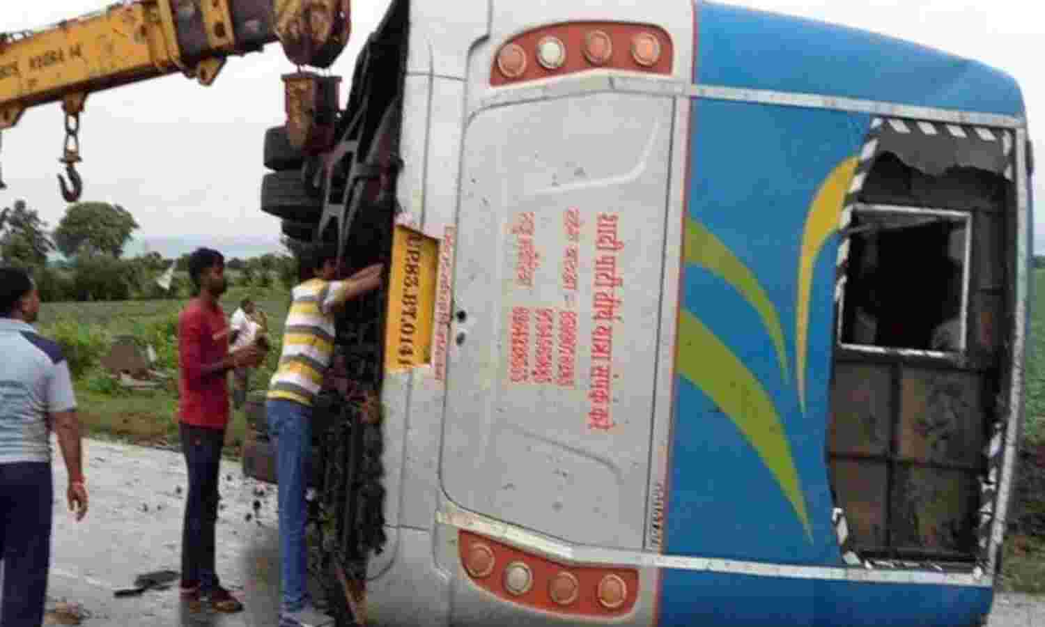 इटावा से अहमदाबाद जा रही बस उज्जैन में पलटी, दो की मौत, 30 घायल