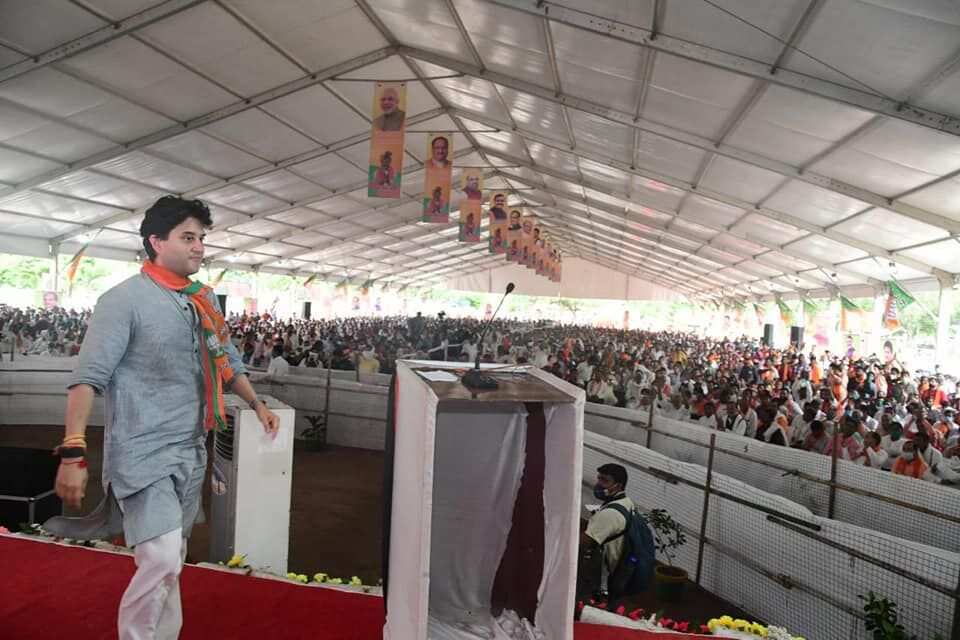 ग्वालियर-चंबल अंचल से 35 हजार पूर्व कांग्रेसी हुए भाजपा में शामिल ग्वालियर-चंबल अंचल से 35 हजार पूर्व कांग्रेसी हुए भाजपा में शामिल