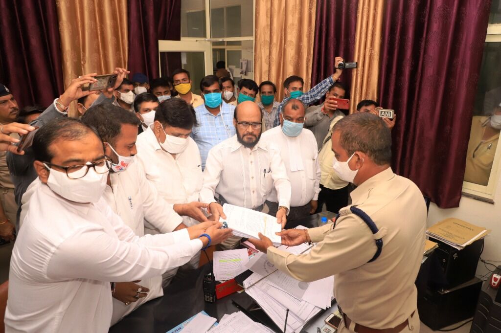 कांग्रेस ने कलेक्टर- एसपी के खिलाफ दिया आवेदन, कोरोना नियमों के उल्लंघन का आरोप कांग्रेस ने कलेक्टर- एसपी के खिलाफ दिया आवेदन, कोरोना नियमों के उल्लंघन का आरोप