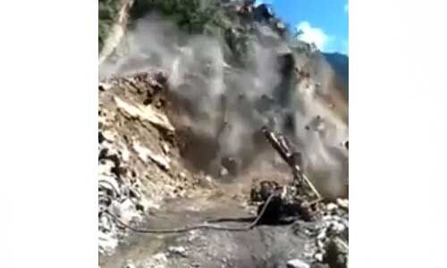 उत्तराखंड : ऋषिकेश-बदरीनाथ मार्ग पर जेसीबी और पोकलैंड खाई में गिरी, पंजाब के 3 मजदूर चट्टानों में दबे