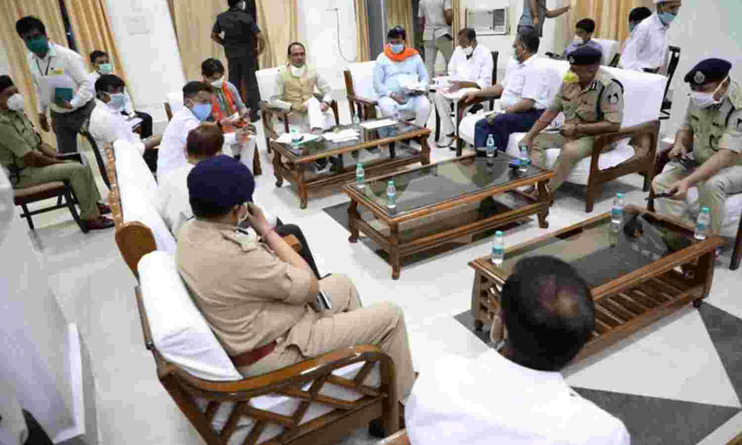 मुख्यमंत्री ने जिलाधीश से कहा, गौशाला की पूरी रिपोर्ट बनाकर भोपाल भेजें