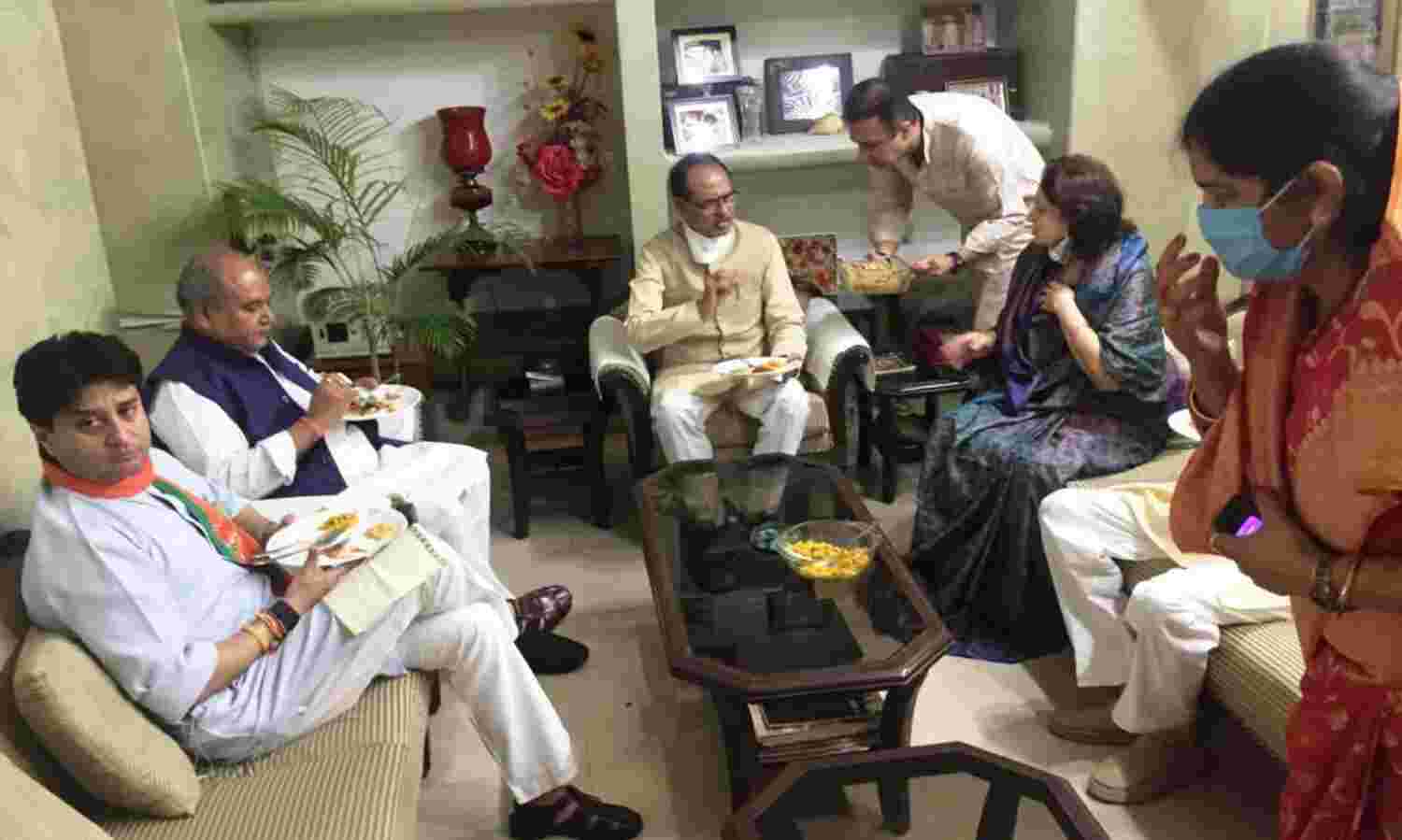 भाजपा नेताओं ने सुबह रानी महल में किया नाश्ता