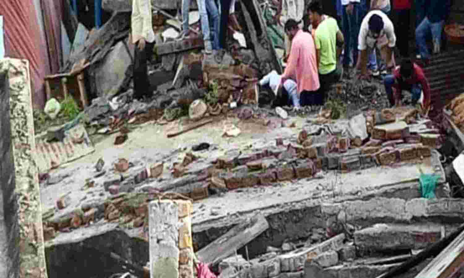 देवास में दो मंजिला मकान गिरा, 9 लोग सुरक्षित निकाले गए