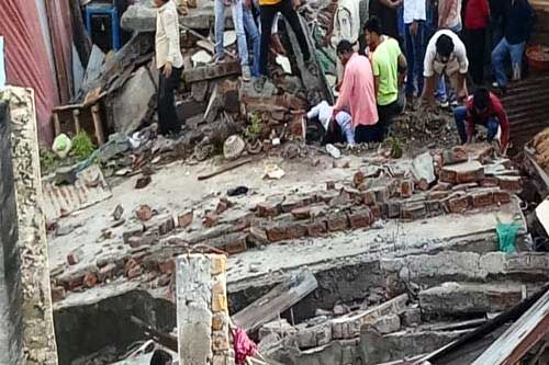 देवास में दो मंजिला मकान गिरा, 9 लोग सुरक्षित निकाले गए