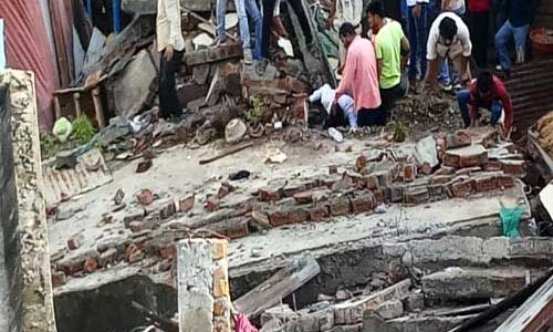 देवास में दो मंजिला मकान गिरा, 9 लोग सुरक्षित निकाले गए