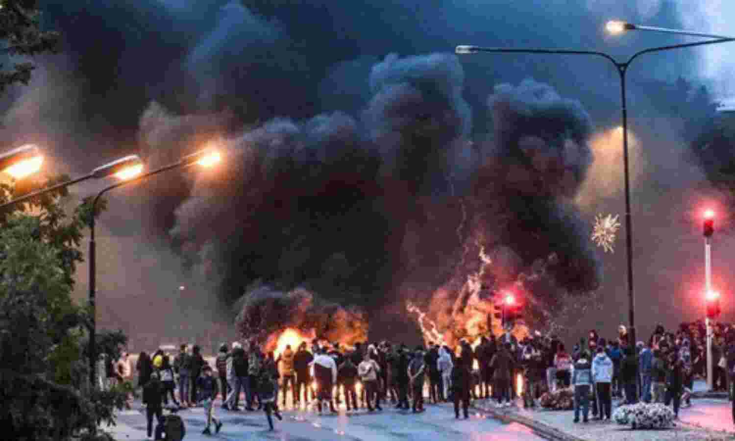 स्वीडन : इस्लाम विरोधी नेता की गिरफ्तारी पर समर्थकों ने किया कुरान का अपमान, विरोध में भड़के दंगे