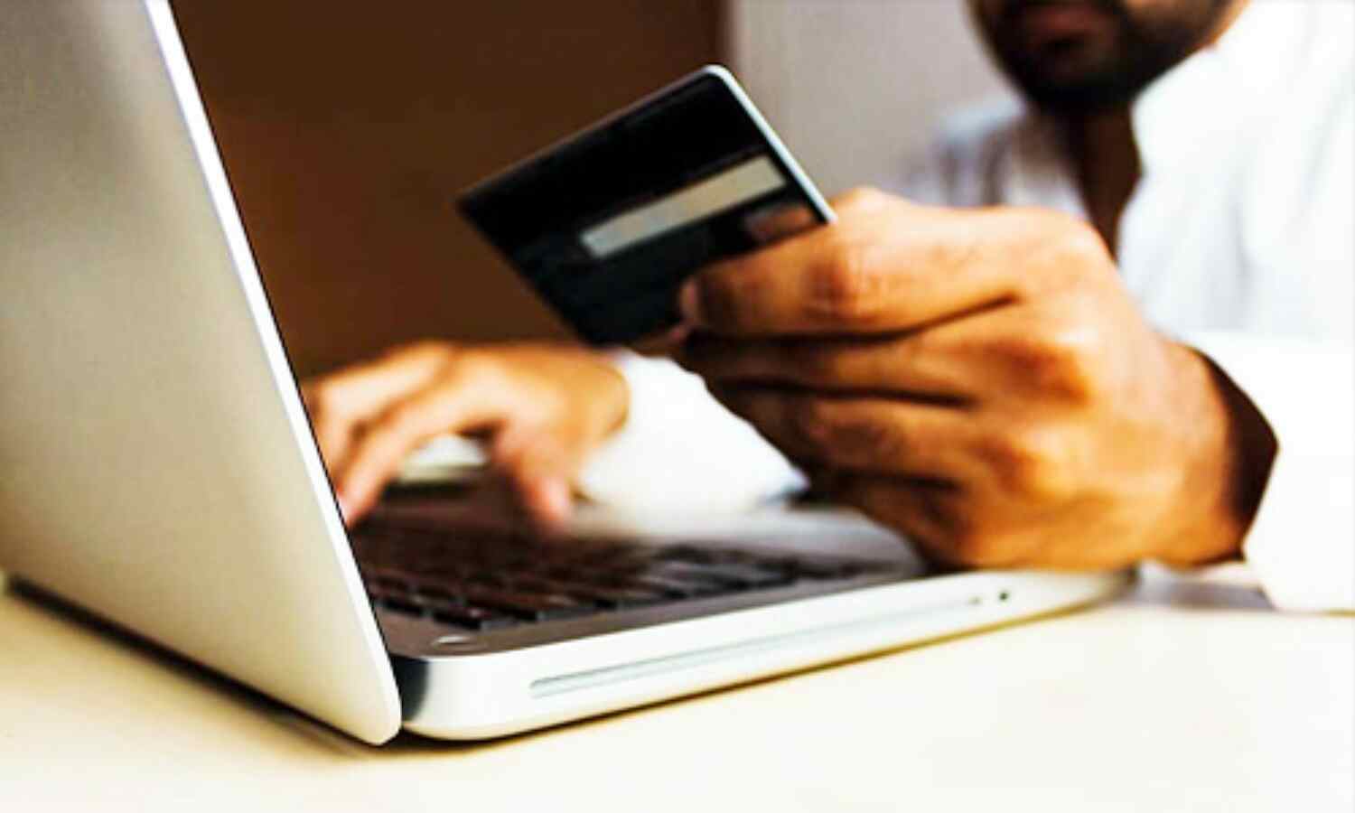 इलेक्ट्रॉनिक लेनदेन पर ना लें शुल्क, लौटाएं ग्राहकों का पैसा : वित्त मंत्रालय